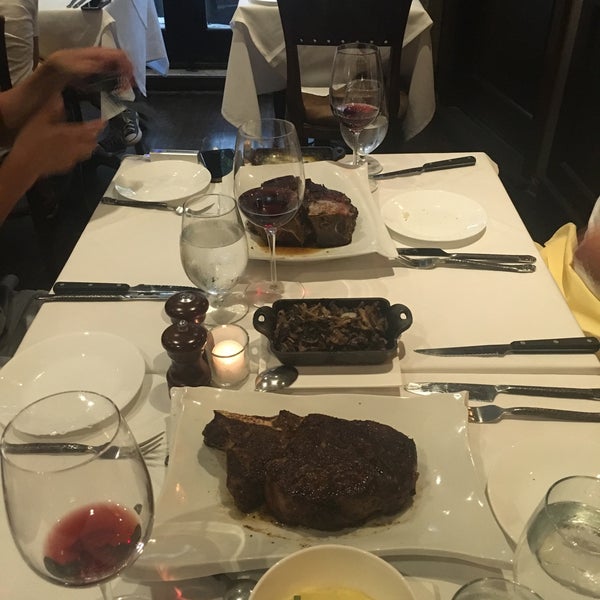 รูปภาพถ่ายที่ 212 Steakhouse โดย Lisa I. เมื่อ 7/18/2016