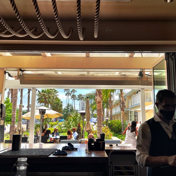 รูปภาพถ่ายที่ Beachside Restaurant and Bar โดย Peter D. เมื่อ 7/3/2021