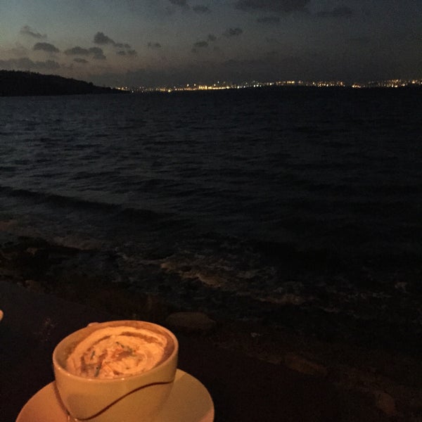 Das Foto wurde bei Kuruçeşme Cafe &amp; Restaurant von Gizem C. am 8/31/2015 aufgenommen