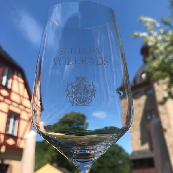 Foto diambil di Schloss Vollrads oleh Francisco S. pada 5/25/2019