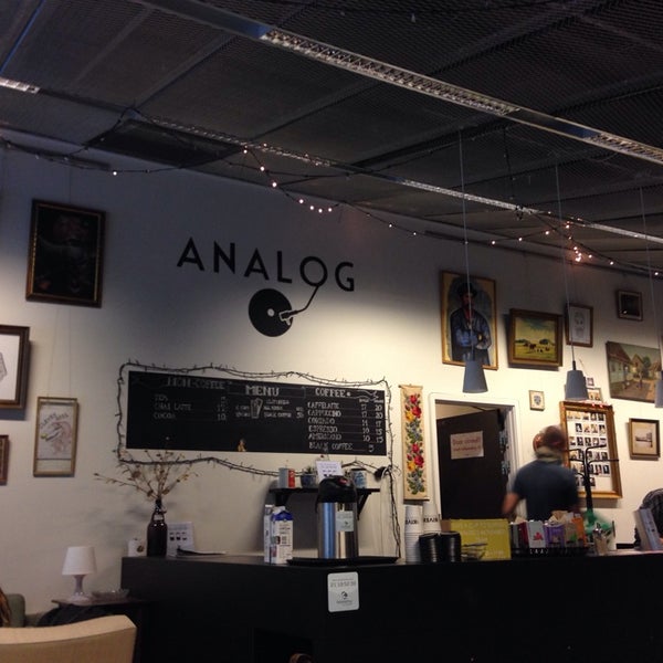 รูปภาพถ่ายที่ Café Analog โดย Anne H. เมื่อ 11/21/2013