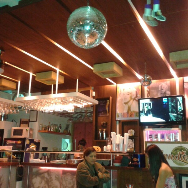 Foto tirada no(a) Blondie Restaurante Bar por Isa P. em 11/3/2013