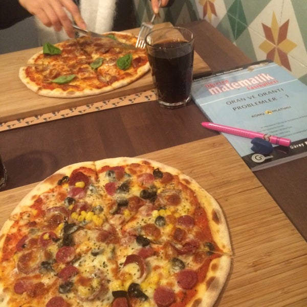 Foto diambil di Casa La Pizza oleh tülay pada 2/25/2015