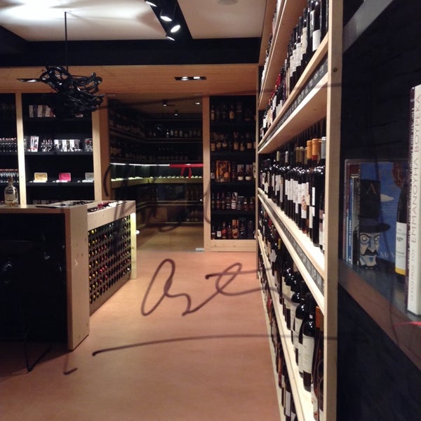 Mr Paul Auster signed our wine shop. Bona Fortuna was his wish!!!!