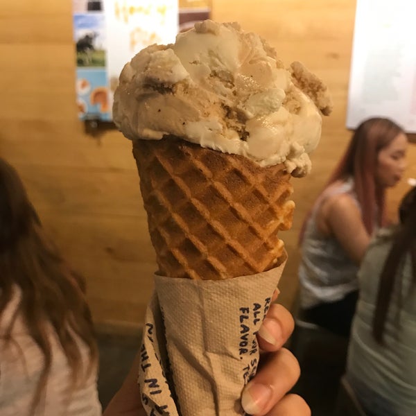 Foto tirada no(a) Jeni&#39;s Splendid Ice Creams por FATIMA em 5/11/2018