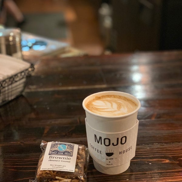 รูปภาพถ่ายที่ Mojo Coffee House โดย FATIMA เมื่อ 5/27/2019