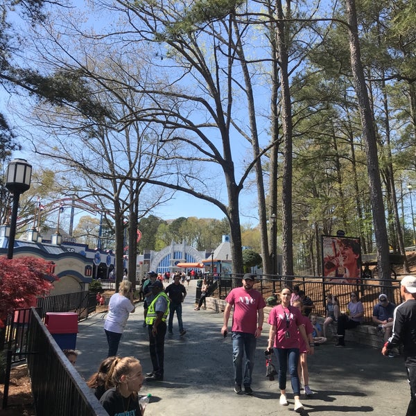 Foto tirada no(a) Six Flags Over Georgia por FATIMA em 3/30/2019