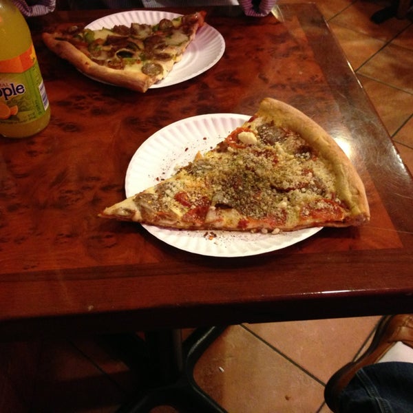 Снимок сделан в Famous Amadeus Pizza - Madison Square Garden пользователем Brian F. 8/18/2013