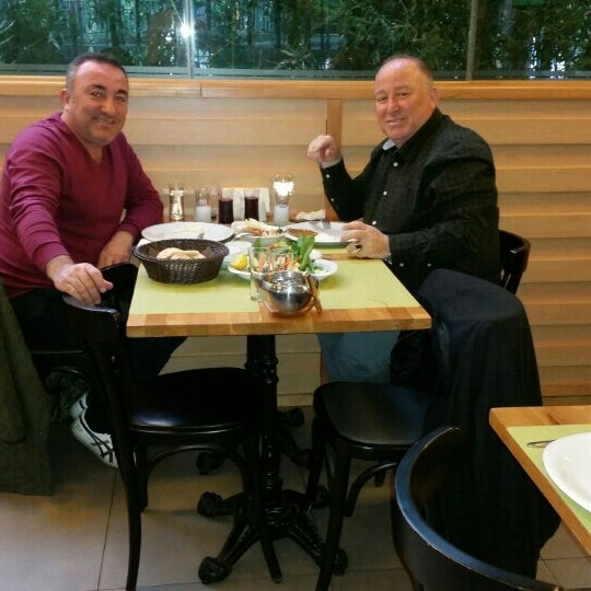 Das Foto wurde bei Mehmet Sait Restaurant von YENİKÖYLÜ MATADOR am 3/15/2016 aufgenommen