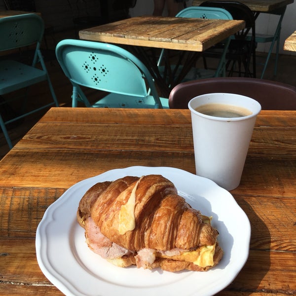 The pedestrian with ham added and an americano is a good simple breakfast. Always. Seat open. Feels European inside. I come here to sit in the sunlight and do work on my phone.