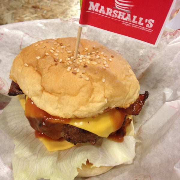 Foto tirada no(a) Marshall&#39;s Burger por Darren Y. em 5/8/2013