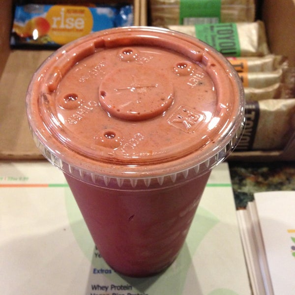 Photo taken at The Smoothie Room by Luis Armando R. on 6/12/2013