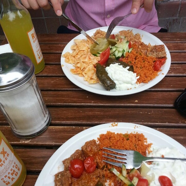 Das Foto wurde bei Salut Mediterranean Food &amp; Catering von Aleksandra S. am 7/21/2014 aufgenommen