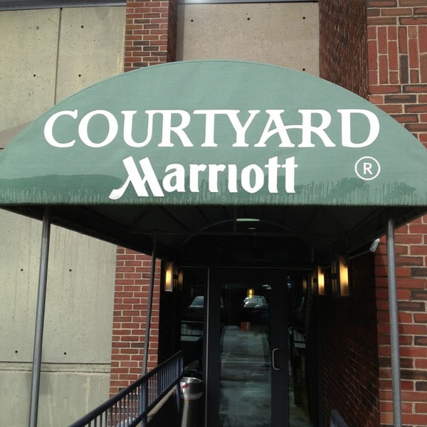 รูปภาพถ่ายที่ Courtyard by Marriott Boston Cambridge โดย linley a. เมื่อ 6/12/2013