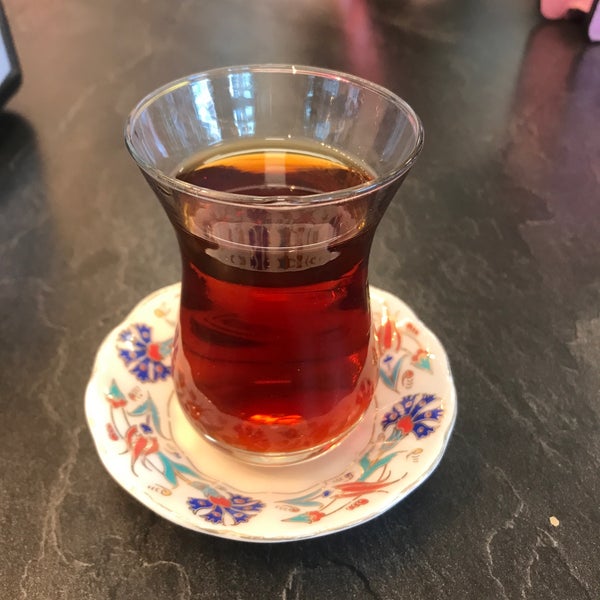 Das Foto wurde bei Köşkeroğlu Baklava &amp; Restaurant von Çiğdem K. am 10/5/2021 aufgenommen