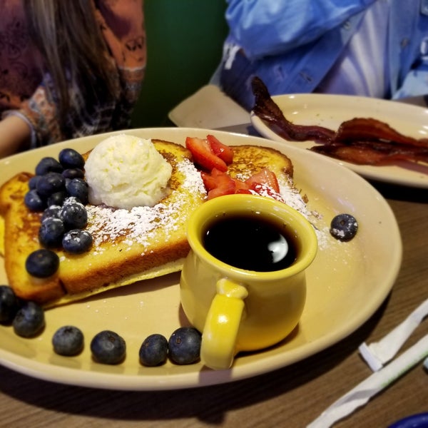 Photo taken at Snooze, an A.M. Eatery by Kevan K. on 11/20/2018