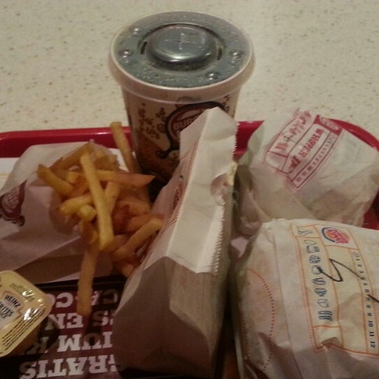 2/27/2013 tarihinde Dion d.ziyaretçi tarafından Burger King'de çekilen fotoğraf