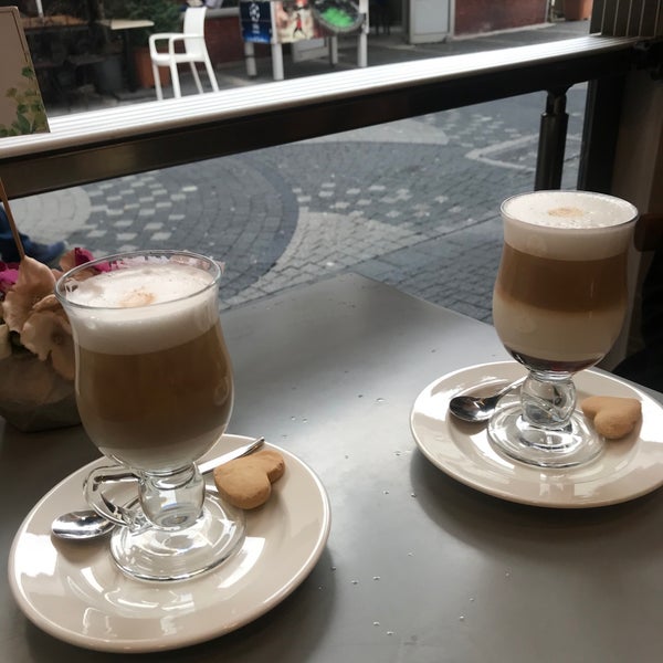 Photo prise au CAFELLA COFFEE &amp; CHOCOLATE par A le10/16/2019