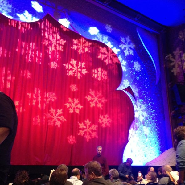 Снимок сделан в A Christmas Story the Musical at The Lunt-Fontanne Theatre пользователем Sascha R. 12/20/2012