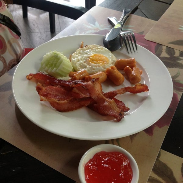รูปภาพถ่ายที่ La Paillote French and Thai Restaurant โดย Egg E Egg YT เมื่อ 4/15/2013