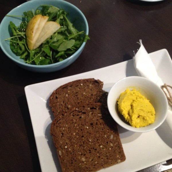 Tip na raňajky: chlebíky s humus nátierkou a rukolou :)