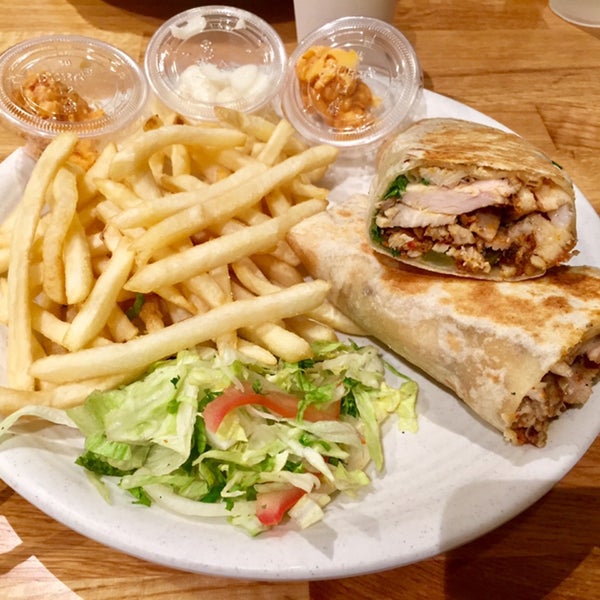 Photo taken at Simsim Outstanding Shawarma by Nl3m on 3/31/2019