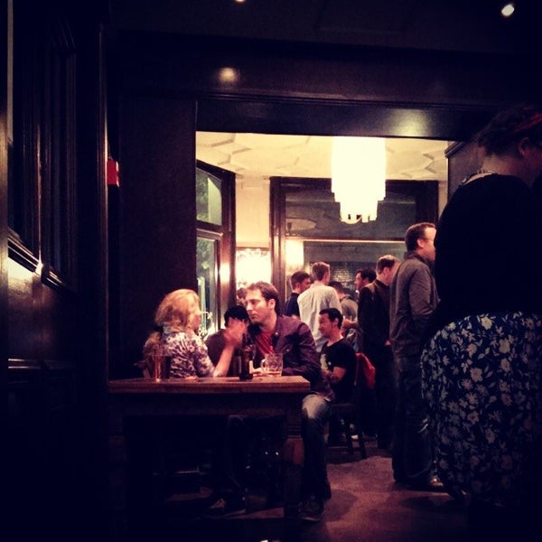 Снимок сделан в The North London Tavern пользователем Cheryl J. 5/24/2014