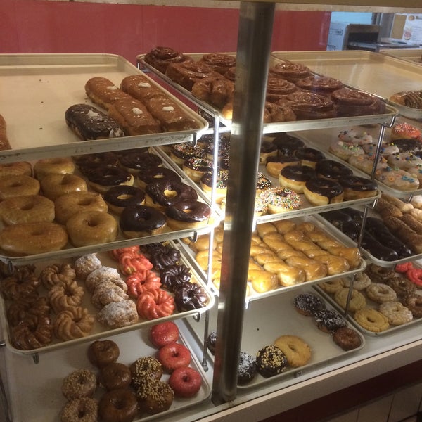 รูปภาพถ่ายที่ Winchell&#39;s Donuts โดย Josh P. เมื่อ 1/13/2016