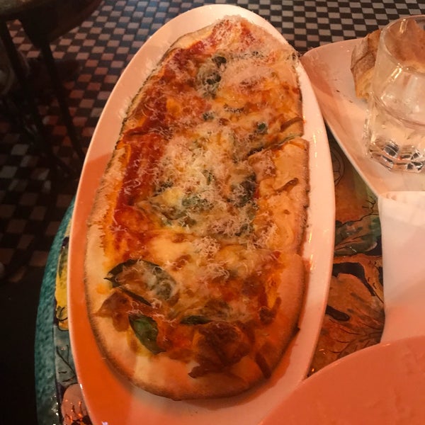 Foto scattata a Calzone&#39;s Pizza Cucina da Maha I. il 8/23/2017