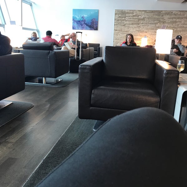 Foto tirada no(a) Swiss Lounge por Maha I. em 9/2/2017
