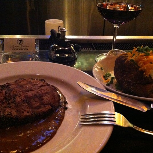 รูปภาพถ่ายที่ Mickey Mantle&#39;s Steakhouse โดย Salah E. เมื่อ 11/5/2012