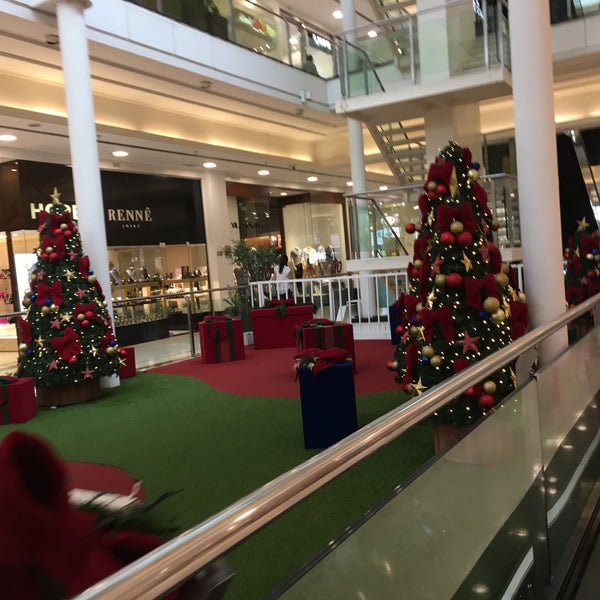 Photo taken at Shopping Curitiba by Michelle l. on 12/29/2017