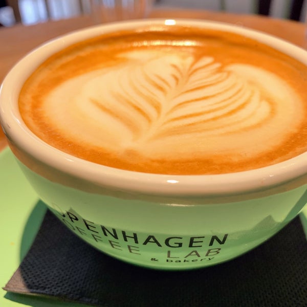 Foto tirada no(a) Copenhagen Coffee Lab por Noah W. em 5/22/2019