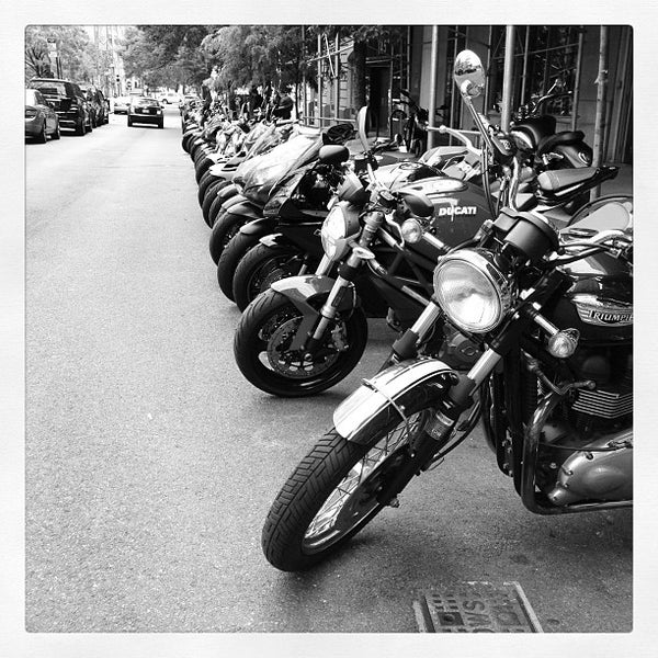 Foto scattata a Ducati Triumph New York da Adam S. il 9/29/2012