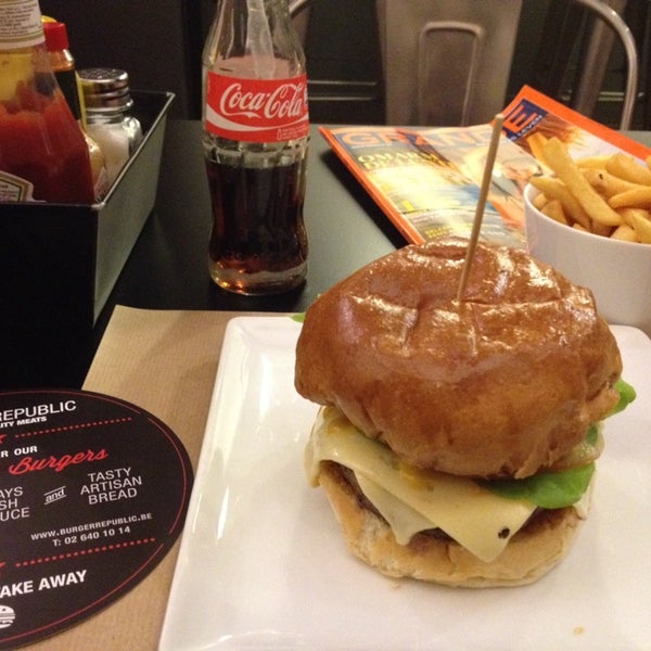 Foto tirada no(a) Burger Republic por Steven V. em 2/1/2014