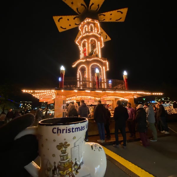 รูปภาพถ่ายที่ Christmas Village in Baltimore โดย Aileen V. เมื่อ 11/27/2021