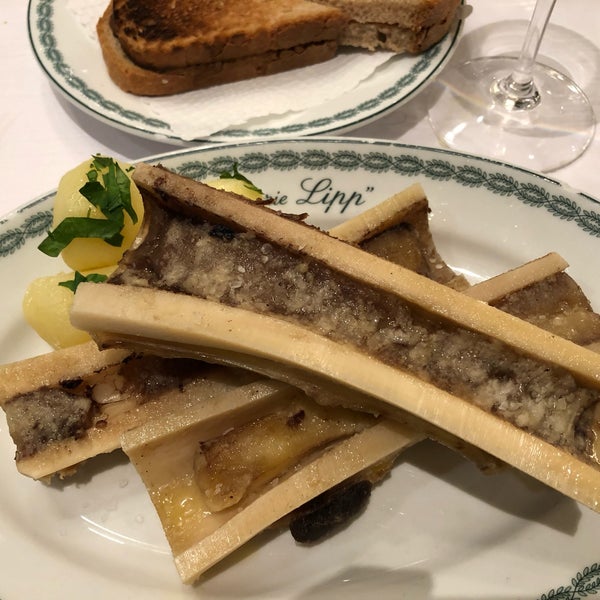 Foto tirada no(a) Brasserie Lipp por Aileen V. em 1/16/2019