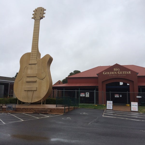 акустика гитара. огромная гитара. Golden guitar. золотая гитара. Golden guitar.