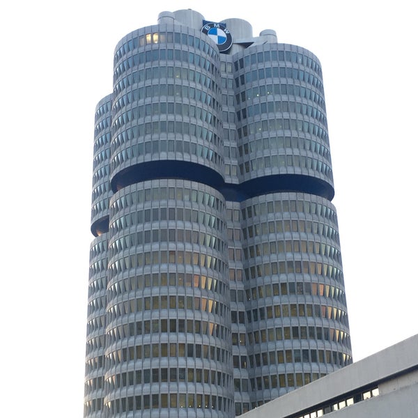 Das Foto wurde bei BMW-Hochhaus (Vierzylinder) von Elif Savran . am 10/17/2017 aufgenommen