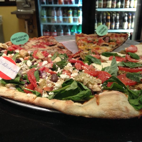 10/21/2013 tarihinde Casey S.ziyaretçi tarafından Peace A Pizza'de çekilen fotoğraf