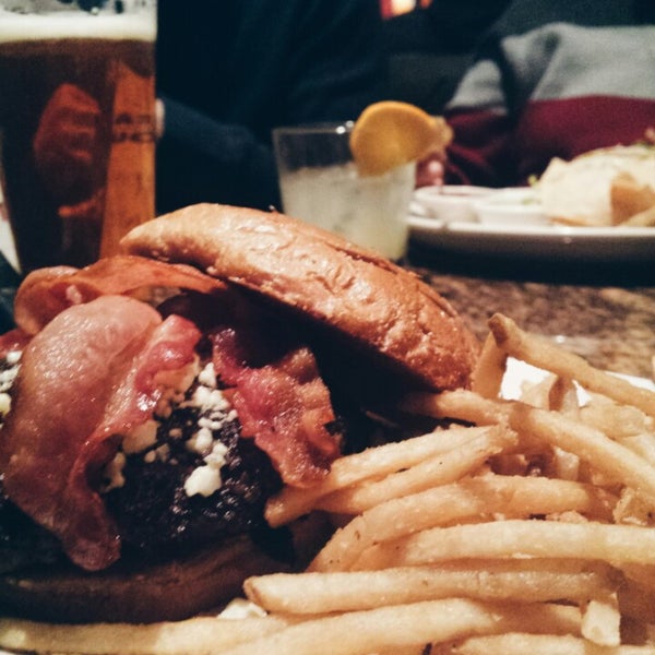 Photo taken at BJ&#39;s Restaurant &amp; Brewhouse by Tomás M. on 12/20/2014