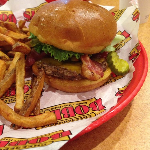 Foto diambil di Cheeseburger Bobby&#39;s oleh Courtney C. pada 4/8/2014