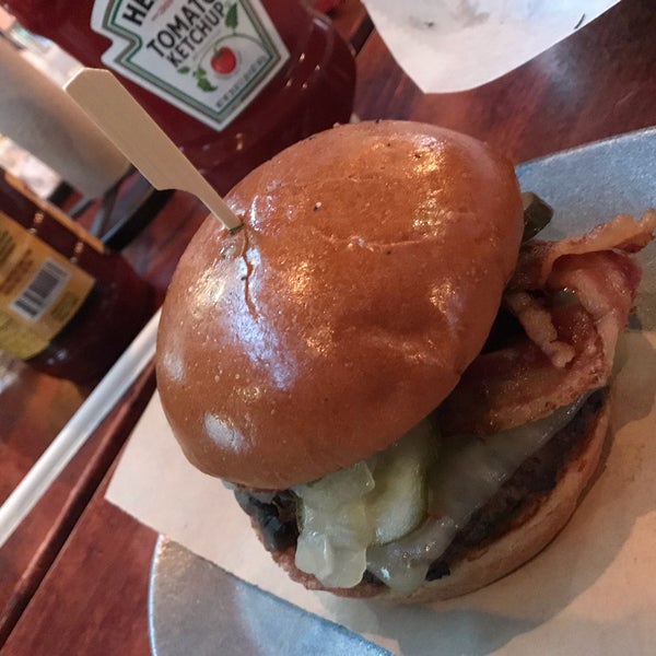 My all-time favorite burger for 3 consecutive years. Consistent around all DFW locations. Amazing truffle fries. Great local craft beer selection. Root beer from the keg. Sports on the TVs. Must go!