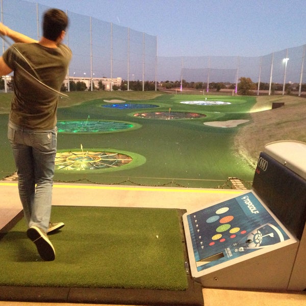 Foto scattata a Topgolf da Ray L. il 11/23/2016