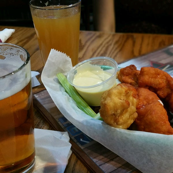 2/18/2017 tarihinde Nandziyaretçi tarafından Village Tavern &amp; Grill'de çekilen fotoğraf