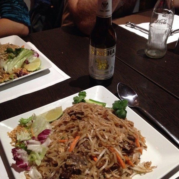 Foto scattata a Thai Thai East Restaurant da Selenia C. il 10/26/2013