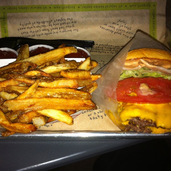 รูปภาพถ่ายที่ BurgerFi โดย Dor L. B. เมื่อ 4/12/2013
