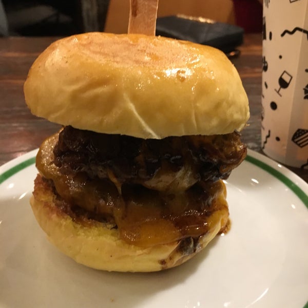 9/24/2018 tarihinde mitchel m.ziyaretçi tarafından Cabana Burger'de çekilen fotoğraf