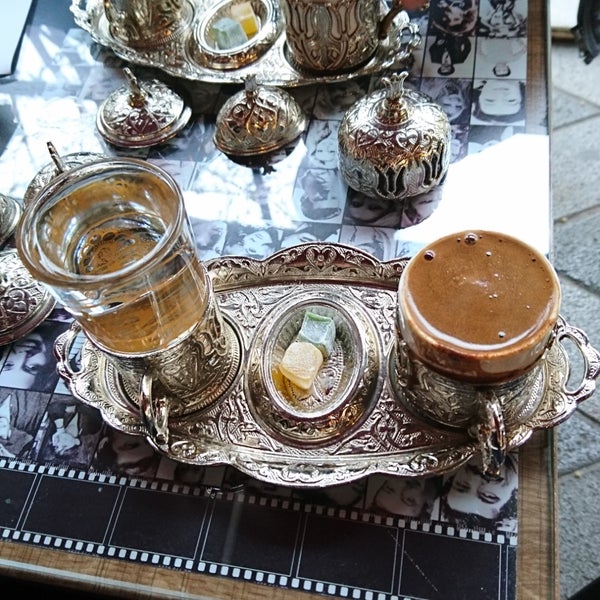 รูปภาพถ่ายที่ Yeşilçam Kumda Kahve โดย Belga U. เมื่อ 4/6/2019