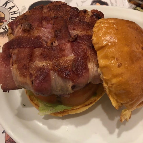 Foto scattata a Big Kahuna Burger da Ana C. il 11/3/2018